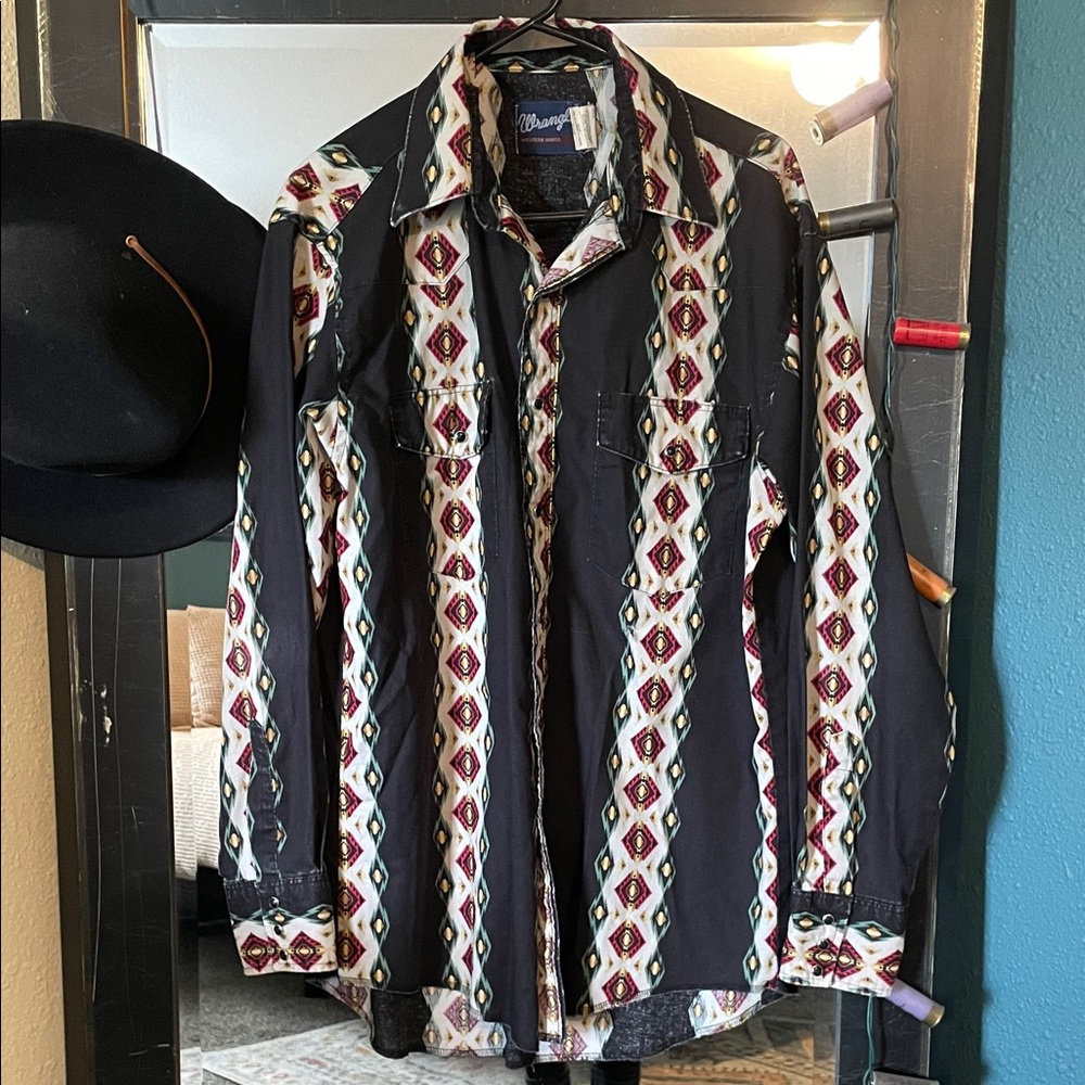 Wrangler Men's Black and Red Geometric button down